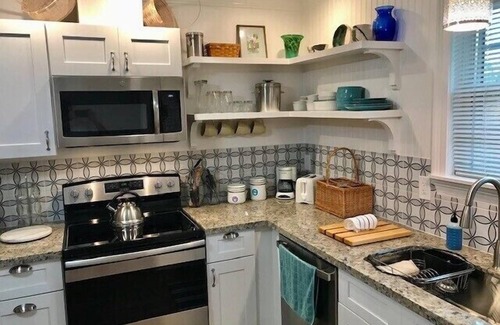 Metairie House | Wide Oaks Flat- RN, Relocation, Seasonal, Central and safe