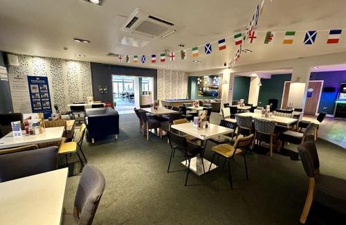 South Cerney Ski Chalet | Wide Water Lodge, Pet Friendly, Hoburne passes included