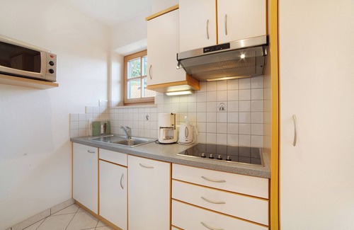 Lagundo Apartment | Wiedmairhof Apartment 'Grafensteiner' with South/east facing balcony, Shared Terrace, Garden & Wi-Fi