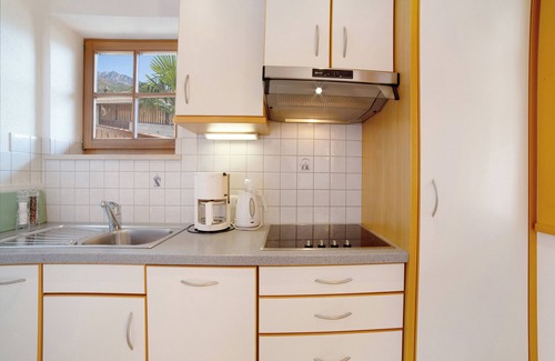 Lagundo Apartment | Wiedmairhof Apartment 'Grafensteiner' with South/east facing balcony, Shared Terrace, Garden & Wi-Fi