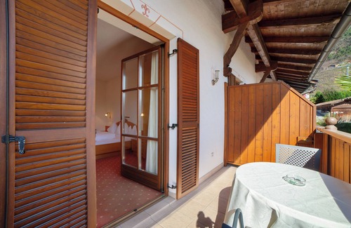 Lagundo Apartment | Wiedmairhof Apartment 'Grafensteiner' with South/east facing balcony, Shared Terrace, Garden & Wi-Fi