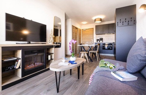 Les Deux Alpes Apartment | Wifi, 100m from ski lifts, fitness, sauna, hammam, terrace, balcony, tv, ski locker, 43-48m²