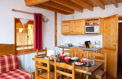 Saint-Sorlin-d'Arves Apartment | Wifi, 200m from ski slopes, fitness, swimming pool, terrace, balcony, parking, 50-60m²