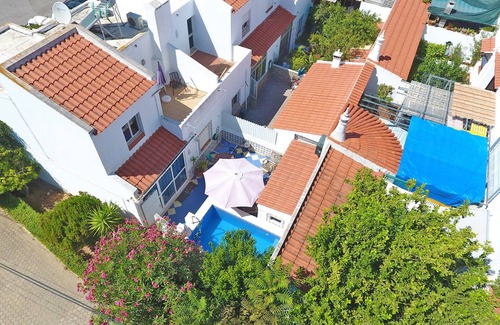 Porches House | WIFI !, 4x A/C !, box springed ! Cosy end of row private (heated) pool house !