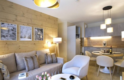 Eclose-Est Apartment | Wifi, 50m from ski slopes, fitness, sauna, hammam, balcony, parking, tv, ski locker, 45m²