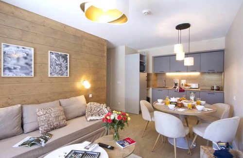 Eclose-Est Apartment | Wifi, 50m from ski slopes, fitness, sauna, hammam, balcony, parking, tv, ski locker, 45m²