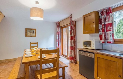 Vaujany Apartment | Wifi, 50m from ski lifts, fitness, swimming pool, sauna, hammam, balcony, parking, tv, 69-75m²