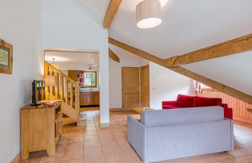 Vaujany Apartment | Wifi, 50m from ski lifts, fitness, swimming pool, sauna, hammam, balcony, parking, tv, 69-75m²