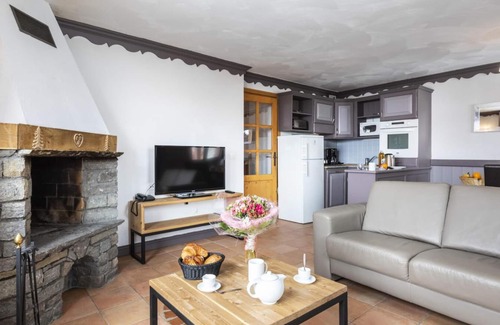 Val-Thorens Apartment | Wifi, 50m from ski slopes, fitness, swimming pool, sauna, balcony, fireplace or stove, parking, tv