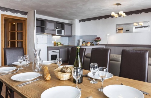 Val-Thorens Apartment | Wifi, 50m from ski slopes, fitness, swimming pool, sauna, balcony, fireplace or stove, parking, tv