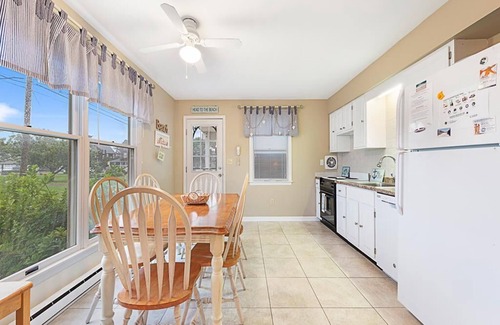 Beach Haven House | WiFi. Ourdoor Shower. Porch Ocean Side 1st floor duplex, a short walk from.