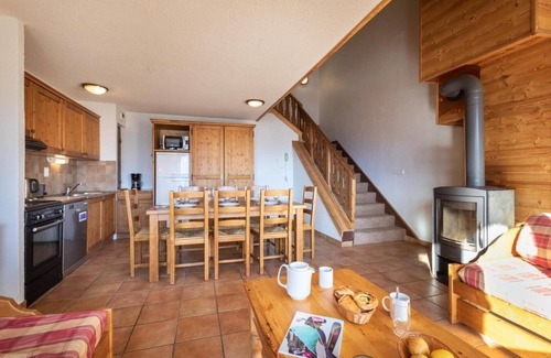 Les Eucherts Apartment | Wifi, ski-in/ski-out & foot of the slopes, swimming pool, sauna, hammam, balcony, fireplace or stove