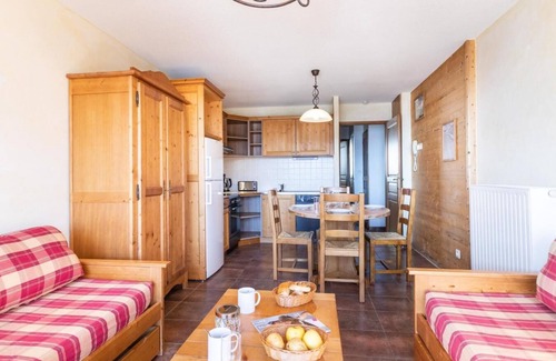 Les Eucherts Apartment | Wifi, ski-in/ski-out & foot of the slopes, swimming pool, sauna, hammam, balcony, tv, ski locker