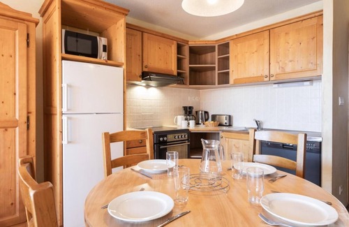 Les Eucherts Apartment | Wifi, ski-in/ski-out & foot of the slopes, swimming pool, sauna, hammam, balcony, tv, ski locker