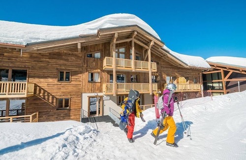 La Rosiere Apartment | Wifi, ski-in/ski-out & foot of the slopes, 4th floor, view valley, swimming pool, sauna, hammam