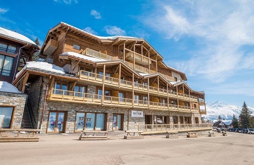 La Rosiere Apartment | Wifi, ski-in/ski-out & foot of the slopes, 4th floor, view valley, swimming pool, sauna, hammam