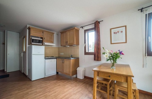 Les Bottieres Apartment | Wifi, ski-in/ski-out & foot of the slopes, fitness, swimming pool, terrace, balcony, parking, tv
