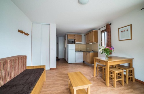 Les Bottieres Apartment | Wifi, ski-in/ski-out & foot of the slopes, fitness, swimming pool, terrace, balcony, parking, tv