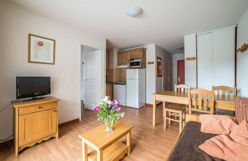Les Bottieres Apartment | Wifi, ski-in/ski-out & foot of the slopes, fitness, swimming pool, terrace, balcony, parking, tv