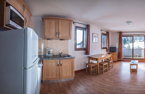Les Bottieres Apartment | Wifi, ski-in/ski-out & foot of the slopes, fitness, swimming pool, terrace, balcony, parking, tv