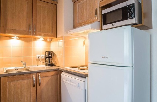 Les Bottieres Apartment | Wifi, ski-in/ski-out & foot of the slopes, fitness, swimming pool, terrace, balcony, parking, tv