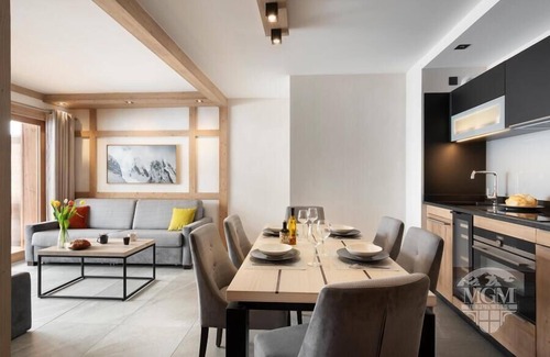 Manigod Apartment | Wifi, ski-in/ski-out & foot of the slopes, swimming pool, sauna, hammam, balcony, parking, tv, 60m²