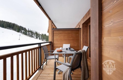 Manigod Apartment | Wifi, ski-in/ski-out & foot of the slopes, swimming pool, sauna, hammam, balcony, parking, tv, 60m²