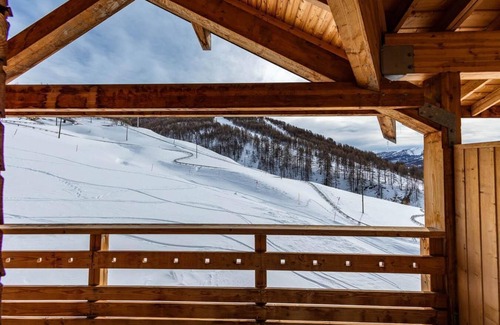 Allos Apartment | Wifi, ski-in/ski-out & foot of the slopes, fitness, swimming pool, sauna, hammam, balcony, tv