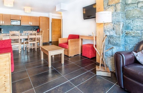 Les Almes Apartment | Wifi, ski-in/ski-out & foot of the slopes, 2nd floor, terrace, tv, ski locker, 62m², Tignes