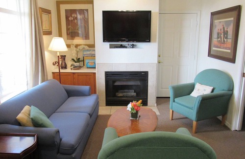 Oceano Condo | WIFI, Walk to the Beach, Kitchen, Nature Trail, Gold Flatware, Great Artwork!