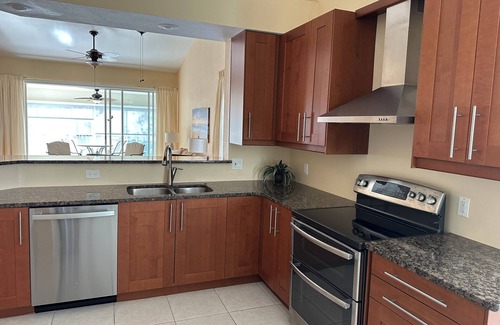 North Naples Condo | Wiggins Lakes - Fully Renovated 2-bedroom lakefront condo close to beaches