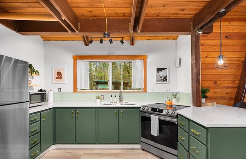 Baring Cabin | Wild Dog Cabin located on Highway 2 - Only 25 min to Steven's Pass!