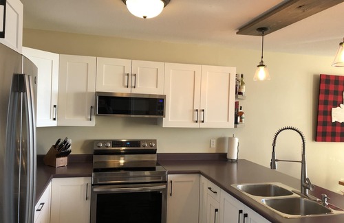 Snow Pine Estates Ski Chalet | Wild Raven's big white chalet