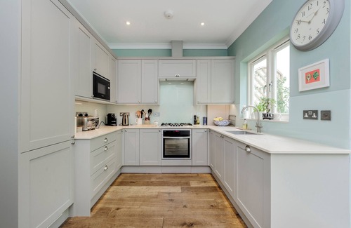 Earlsfield House | Wild Roses, by Veeve