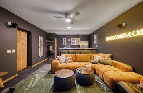 Oxford House | Wild Timber Lodge: Golf Sim, Sauna, Bars, 10 acres, close to WI Dells