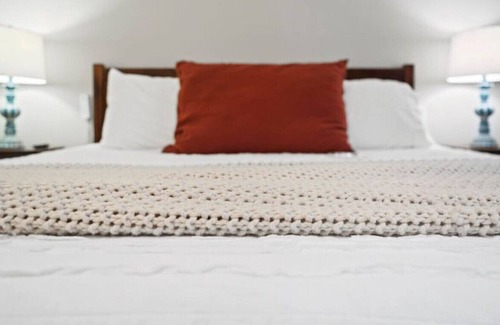 Travelers Rest House | Wildberry Place- 15 min to TR w/ Sports Court!
