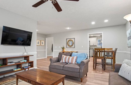 Travelers Rest House | Wildberry Place- 15 min to TR w/ Sports Court!