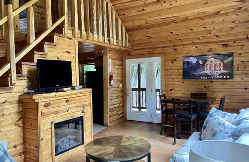 Stanton Cabin | Wildcat Cabin | RRG | Hot tub