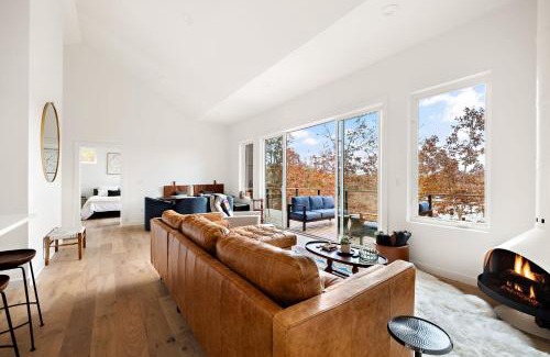 Young Harris House | Wildcat Modern - 2br Firepit, Deck Dog Friendly