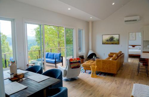 Young Harris House | Wildcat Modern - 2br Firepit, Deck Dog Friendly