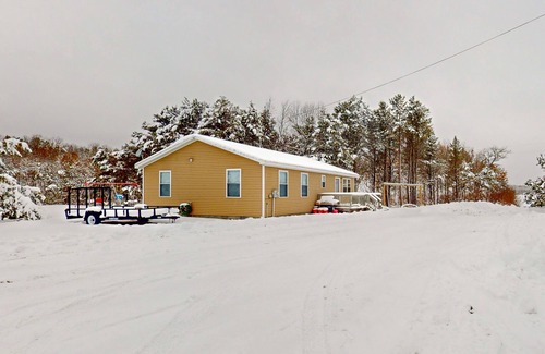 Mio House | Wilderness retreat with lake access, kayaks, grill, W/D, & AC - dog-friendly