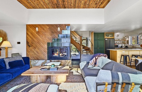 Sundance Cabin | Wildflower at Sundance Deluxe design Hot tub Mountain views Huge decks Open space & ping pong