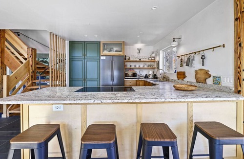 Sundance Cabin | Wildflower at Sundance Deluxe design Hot tub Mountain views Huge decks Open space & ping pong