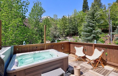 Sundance Cabin | Wildflower at Sundance Deluxe design Hot tub Mountain views Huge decks Open space & ping pong