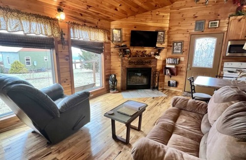 Bryant Cabin | Wildflower Cabin – Hot Tub & Mountain Views