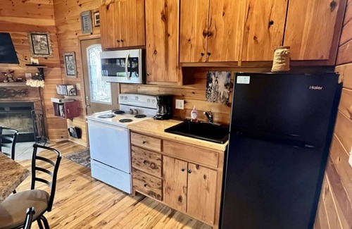 Bryant Cabin | Wildflower Cabin – Hot Tub & Mountain Views