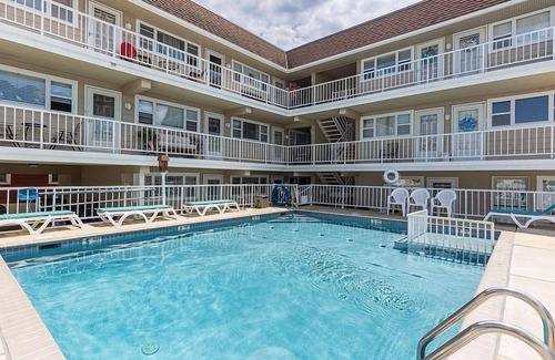Wildwood Condo | Wildwood 1 BDR Condo, Pool, AC, Wi-Fi, Parking, Sleeps 4. Walk to Everything!