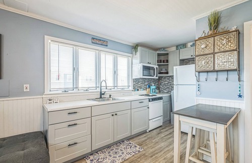 Cape May - Wildwood Condo | Wildwood: 2BR Condo, WiFi, AC, Parking - Fireworks, Walk to Everything, Sleeps 8