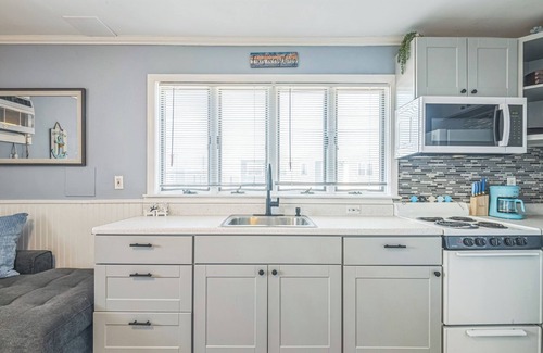 Cape May - Wildwood Condo | Wildwood: 2BR Condo, WiFi, AC, Parking - Fireworks, Walk to Everything, Sleeps 8