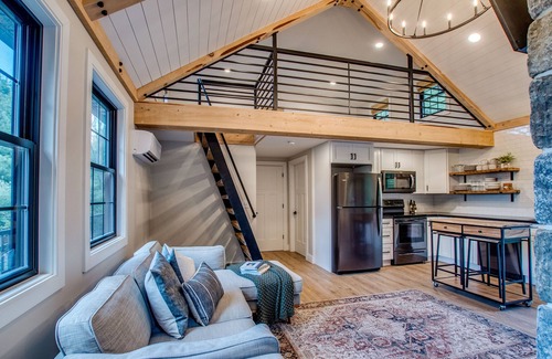 Valois House | Wildwood Cabin: Romantic cozy cabin in the woods with indoor fireplace